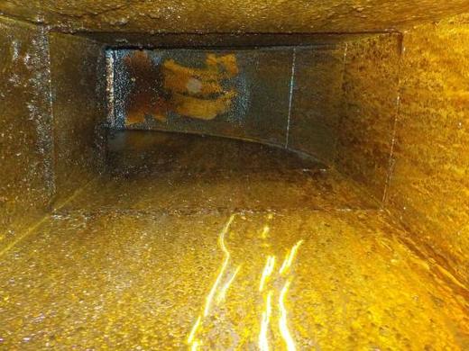 Ducto de extracción de grasa antes de la descontaminación de Grupo GANNA