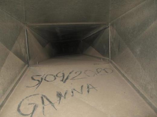 Ducto de ventilación de aire antes de la descontaminación de Grupo GANNA