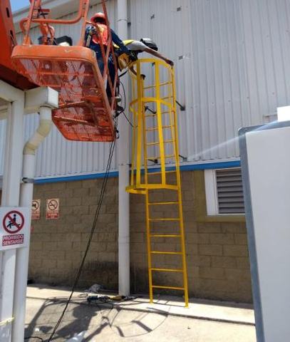 Instalación de escalera marina realizado por Grupo GANNA