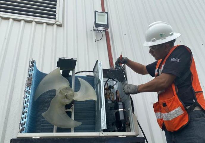 Mantenimiento a equipo HVAC realizado por Grupo GANNA